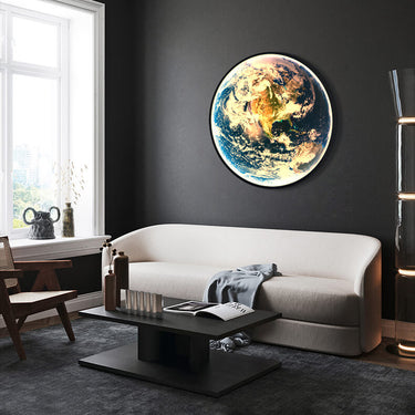 Terre lumineuse accrochée au mur du salon